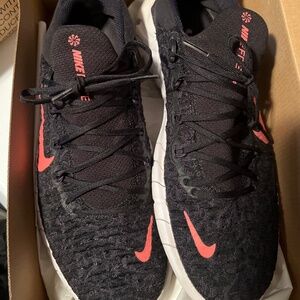 Nike free run 5 men’s 8.5 or women’s size 10